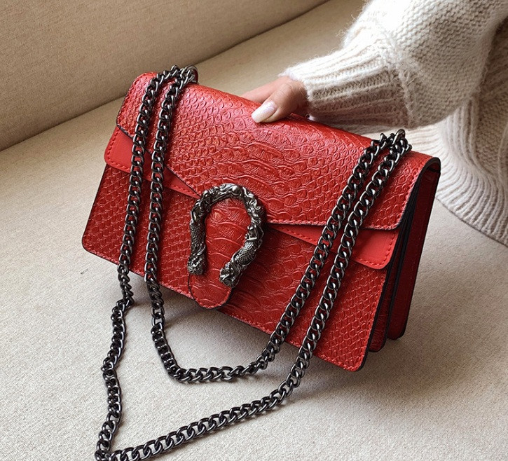 Жіноча міні-сумка клатч під рептилію, модна маленька сумочка на ланцюжку з екошкіри (Червона)