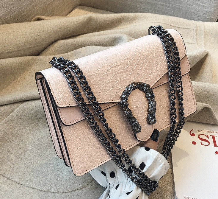 Жіноча міні-сумка клатч під рептилію, модна маленька сумочка на ланцюжку з екошкіри (Рожева)