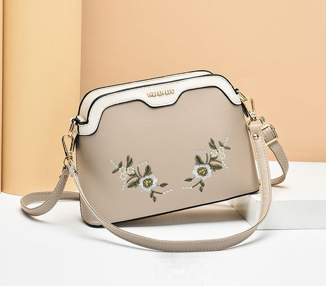 Жіноча міні-сумочка клатч із вишивкою, маленька сумка на плече з квіточками (Молочна)
