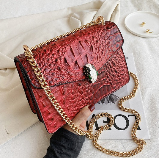 Жіноча міні-сумочка клатч під рептилію, сумка на ланцюжку з екошкіри (Червона)
