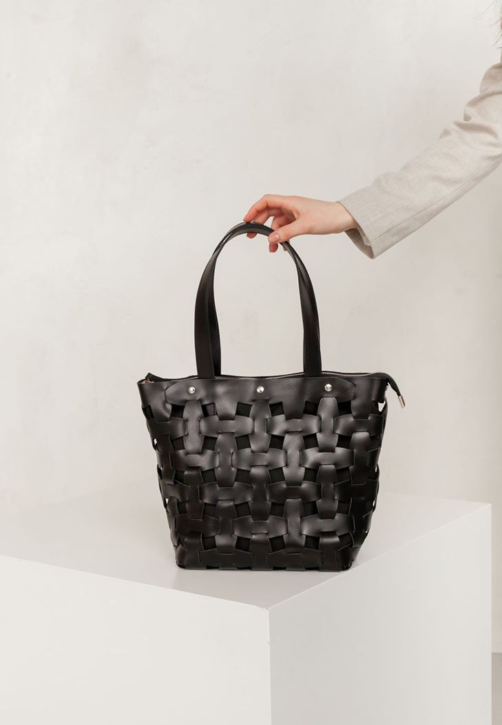 Шкіряна плетена жіноча сумка Пазл L (Вугільно-чорна)
