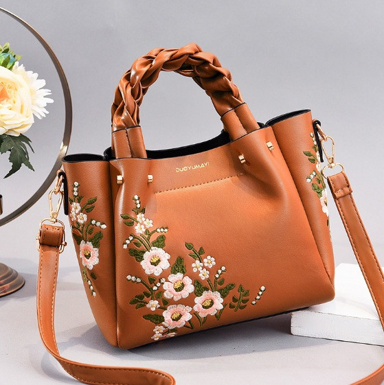 Жіноча сумка маленька через плече з вишивкою квітами, якісна жіноча сумочка екошкіра повсякденна Коричнева