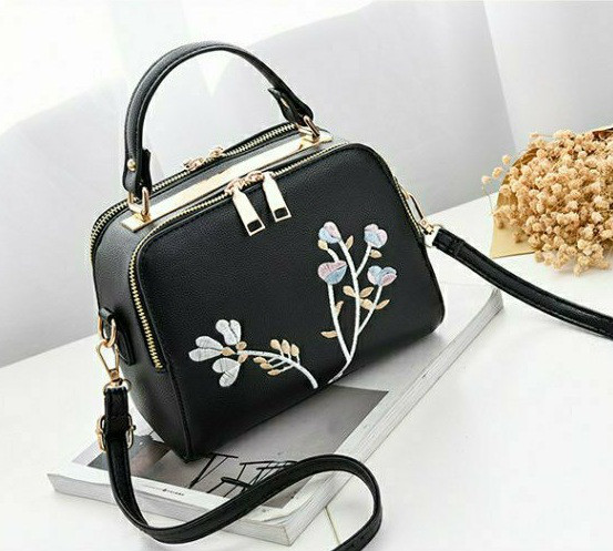 Жіноча міні сумочка клатч вишивка квіточками,  маленька сумка на плече з квітами вишивкою Чорна