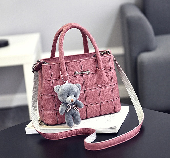 Жіноча міні-сумочка з брелоком ведмедик, маленька сумка стьобана на плече Рожева