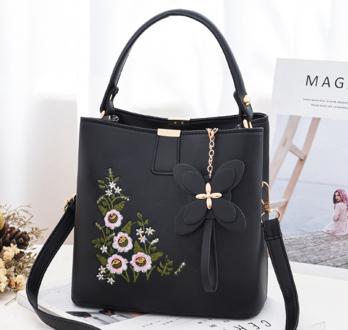 Жіноча міні-сумочка з вишивкою квітами, сумочка невеликого розміру з квітами Чорна 