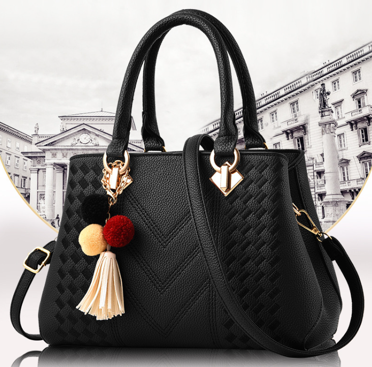 Жіноча сумка на плече з брелоком, стильна сумочка для дівчат з брелоком Чорна
