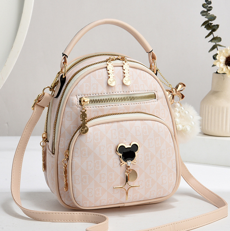 Жіночий мінірюкзачок сумочка з брелоком, маленька сумка-рюкзачок для дівчат хутряною кулькою Молочний