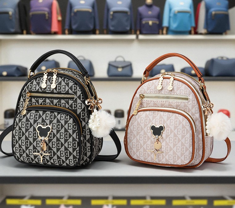 Жіночий міні рюкзак сумочка з брелоком, маленька сумка-рюкзачок для дівчат хутряною кулькою