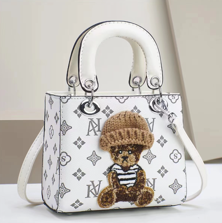 Дитяча маленька сумочка на плече з ведмедиком, мінісумка для дівчаток із нашивкою ведмедика Білий