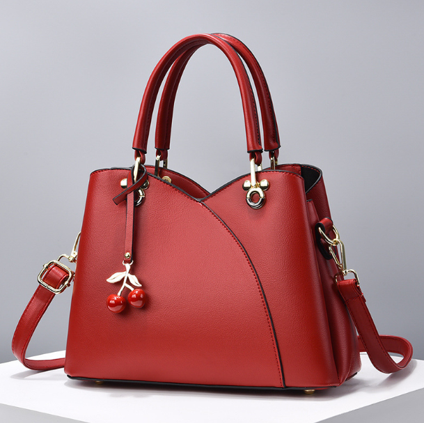 Жіноча сумка класична з брелоком вишеньками, сумочка для дівчат однотонна Червоний