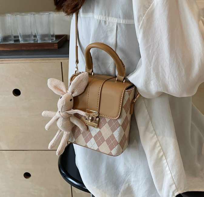 Маленька дитяча сумочка з іграшкою брелоком, міні сумка для дівчаток з зайчиком