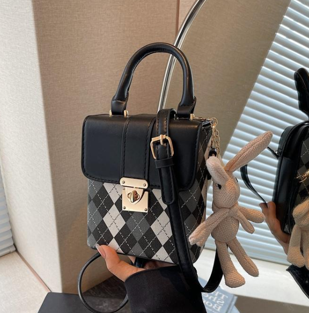 Маленька дитяча сумочка з іграшкою брелоком, міні сумка для дівчаток з зайчиком